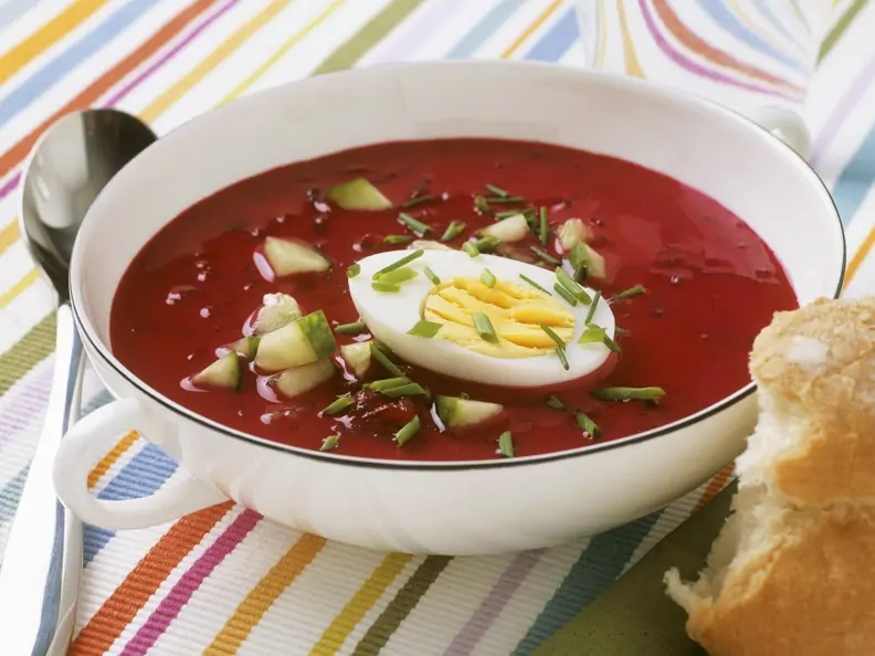 Rote-Bete-Suppe mit hartem Ei