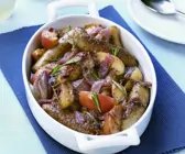Würstchenpfanne mit Äpfeln und roten Zwiebeln