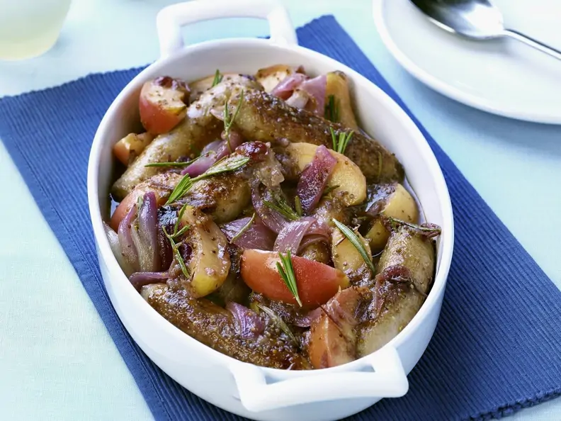 Würstchenpfanne mit Äpfeln und roten Zwiebeln