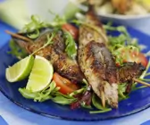 Gegrillte Spieße mit Fisch dazu Salat