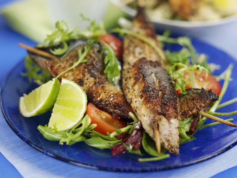 Gegrillte Spieße mit Fisch dazu Salat