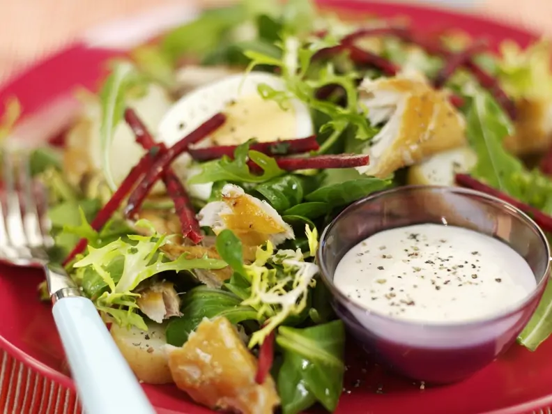 Bunter Blattsalat mit Räuchermakrele