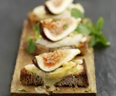 Getoastetes Walnussbrot mit Feige und Ziegenkäse