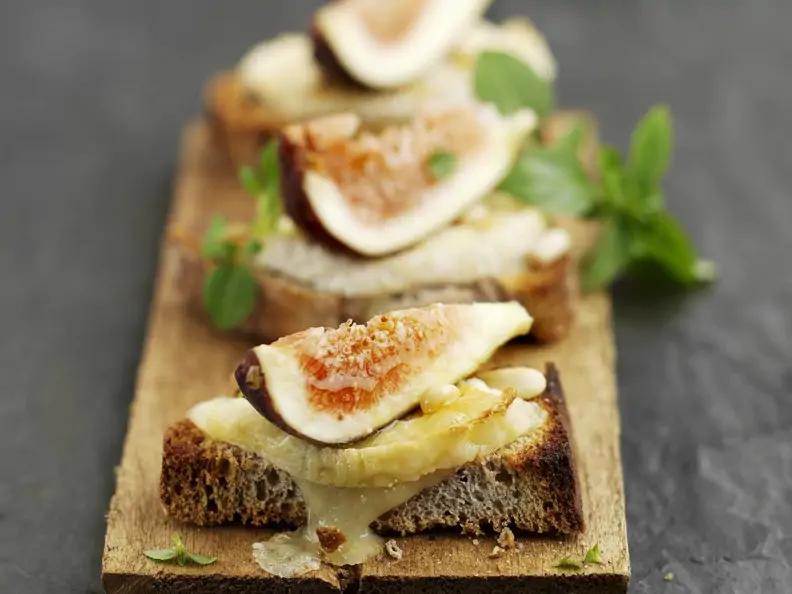 Getoastetes Walnussbrot mit Feige und Ziegenkäse