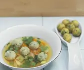 Fleischbrühe mit Gemüse und Markklößen