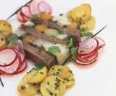 Sülze mit Tafelspitz dazu Radieschensalat und Bratkartoffeln