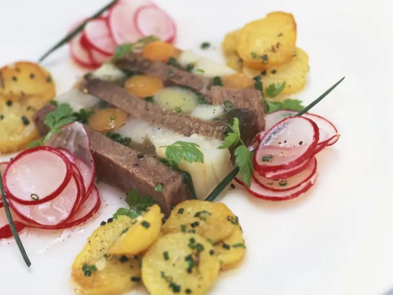 Sülze mit Tafelspitz dazu Radieschensalat und Bratkartoffeln