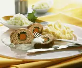 Hackbraten mit Kartoffelpüree und Kräutersoße