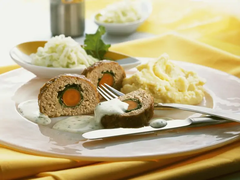 Hackbraten mit Kartoffelpüree und Kräutersoße