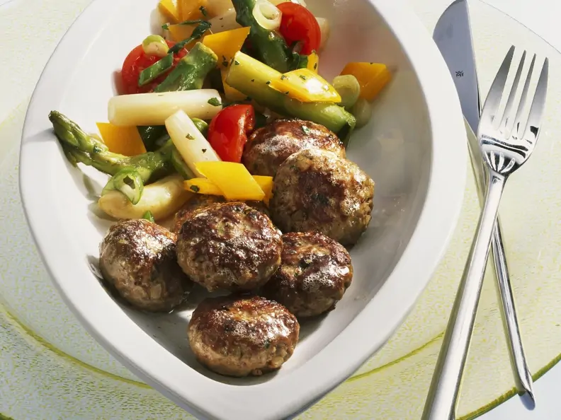 Mini-Buletten mit Spargelsalat