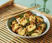 Tortellini mit Asia-Gemüse und Cashews