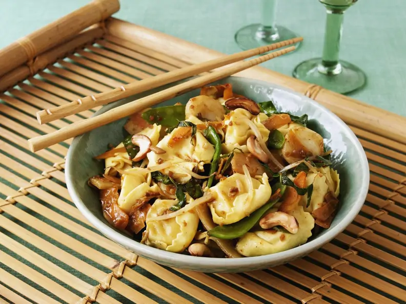 Tortellini mit Asia-Gemüse und Cashews