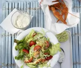 Avocado-Flusskrebs-Salat mit Erdbeeren