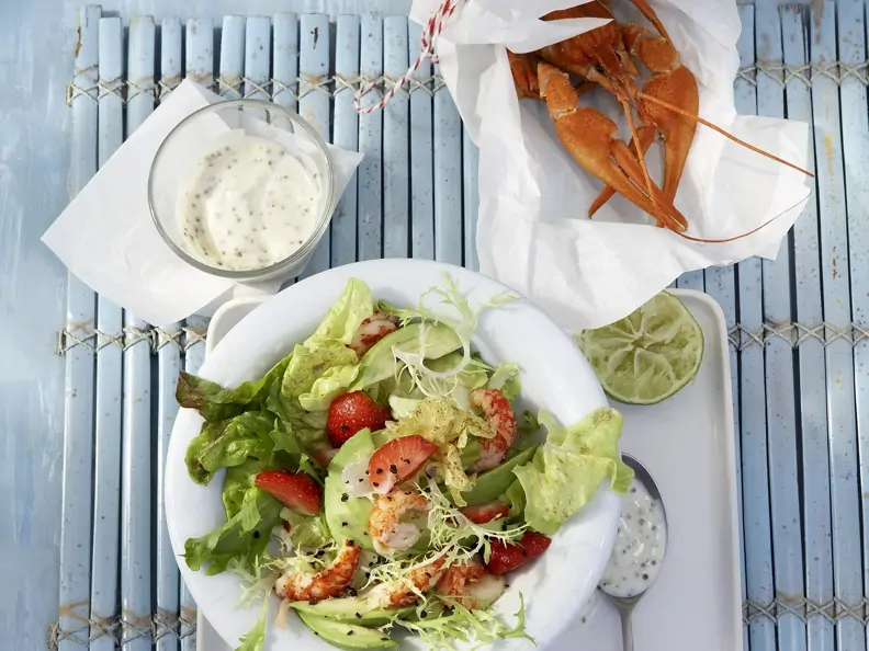 Avocado-Flusskrebs-Salat mit Erdbeeren
