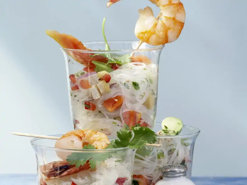 Glasnudel-Papaya-Salat mit Avocado, Tofu und Garnelen