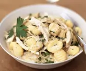 Kartoffelgnocchi mit Hähnchenfleisch und Sahnesoße