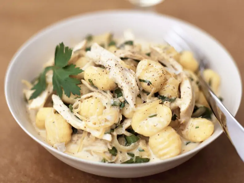 Kartoffelgnocchi mit Hähnchenfleisch und Sahnesoße