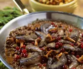 Wildgeflügel-Pfanne mit Pfifferlingen und Preiselbeeren