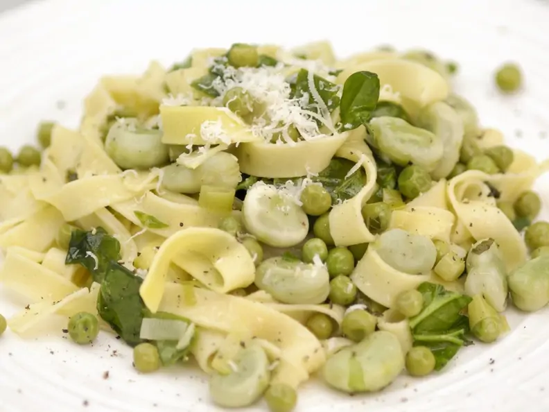 Pasta mit Erbsen und dicken Bohnen
