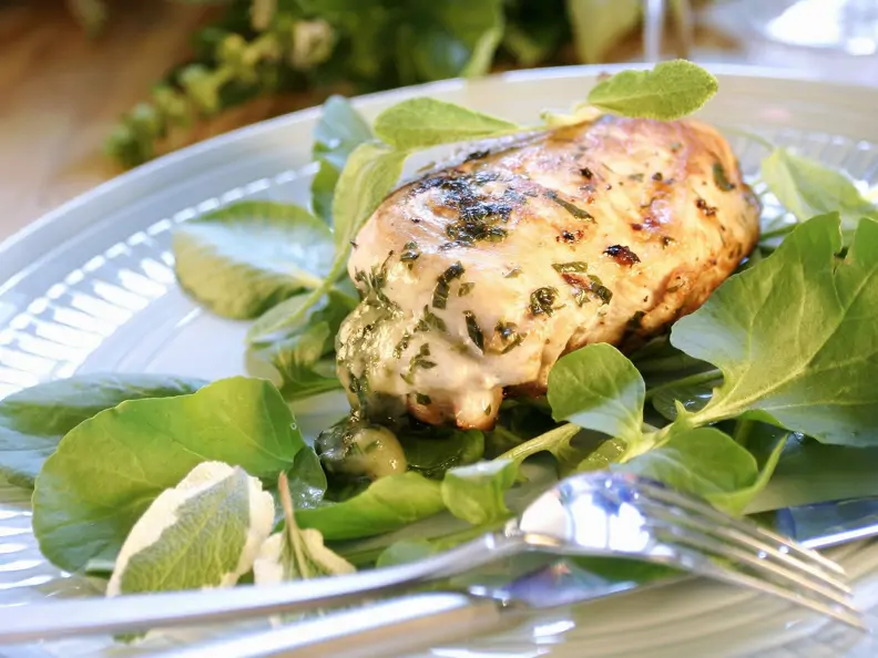 Gebratenes Hähnchenfilet mit Kräutern