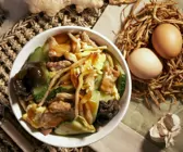 Rindfleisch mit Ei und Pilzen auf chinesische Art