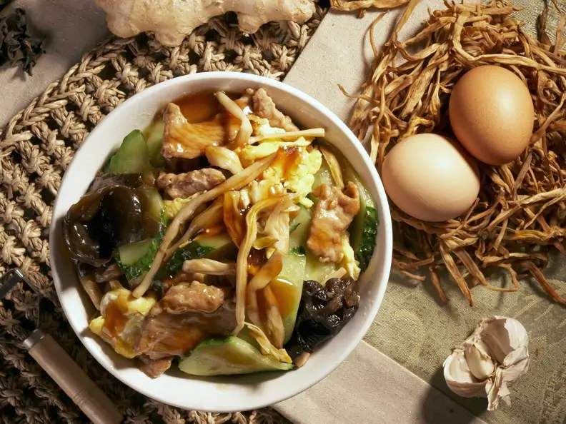 Rindfleisch mit Ei und Pilzen auf chinesische Art