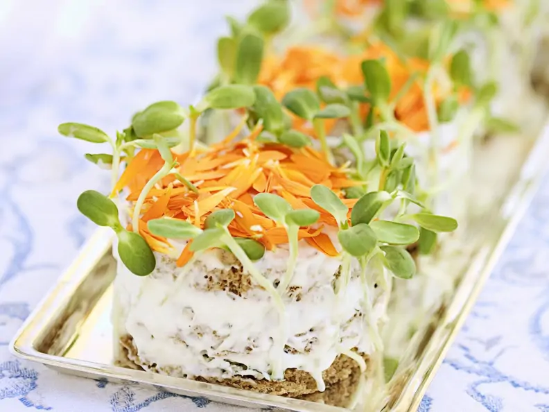Sandwich-Canapes mit Ringelblumen