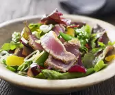 Gemischter Salat mit gebratenen Thunfischstreifen