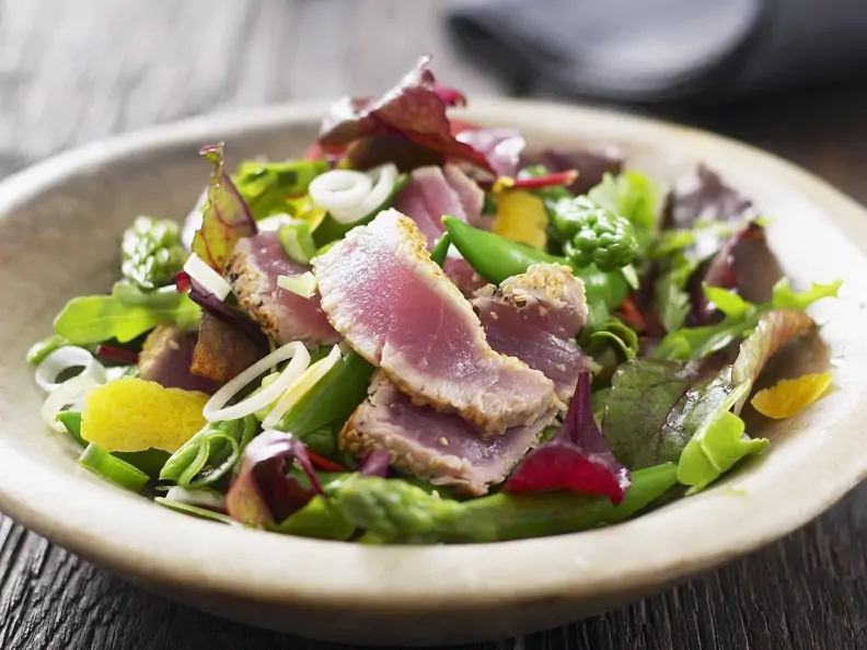Gemischter Salat mit gebratenen Thunfischstreifen