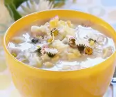 Suppe mit Gänseblümchen