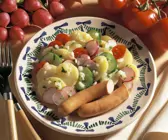 Kartoffelsalat mit Gemüse und Wiener Würstl