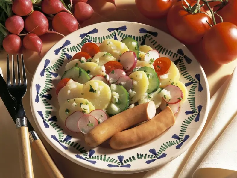 Kartoffelsalat mit Gemüse und Wiener Würstl