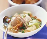 Hähnchen-Gemüse-Topf mit Pfifferlingen