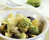 Kartoffelsalat mit Romanesco, Oliven und Kapern