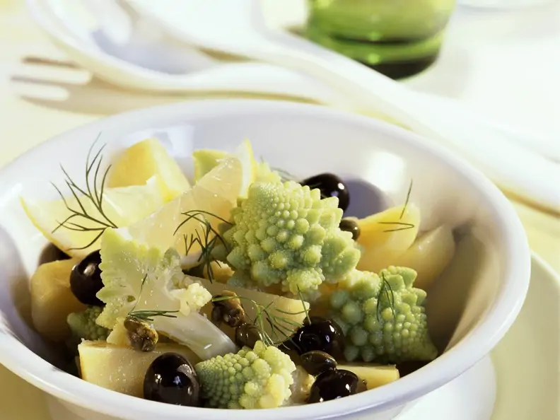 Kartoffelsalat mit Romanesco, Oliven und Kapern