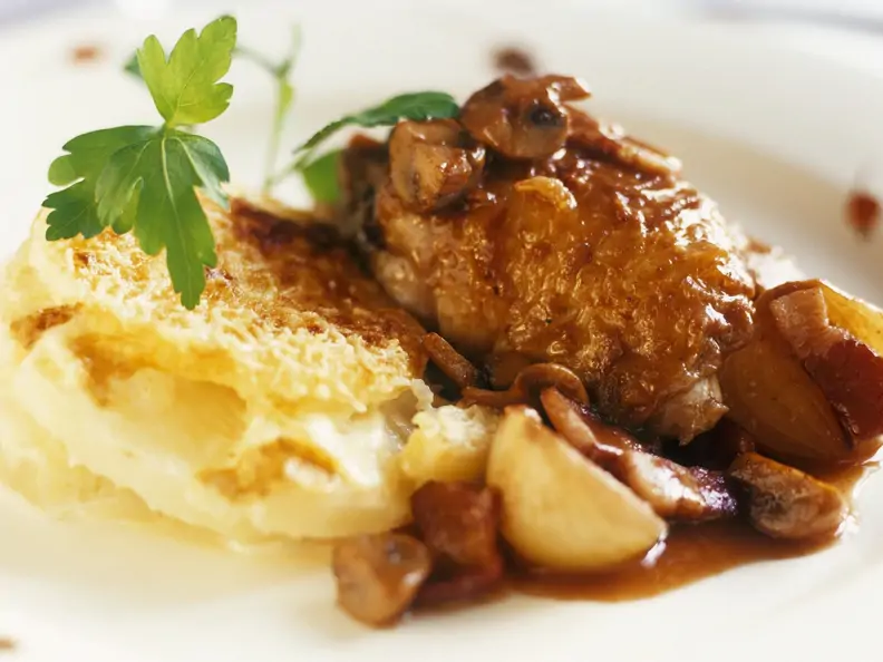 Gebratene Hähnchenbrust mit Champignons mit Kartoffelgratin
