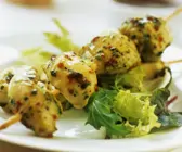 Pikante Hähnchenspieße mit Salat