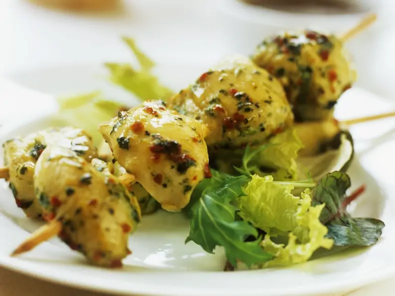 Pikante Hähnchenspieße mit Salat
