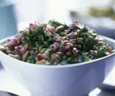 Bohnen-Zwiebel-Salat mit Petersilie