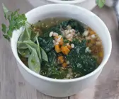 Gerstensuppe mit Spinat