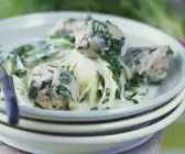 Spinatbällchen mit Porreegemüse
