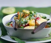 Reissalat mit Erbsen, Obst und Curry