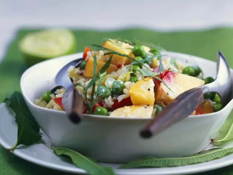 Reissalat mit Erbsen, Obst und Curry