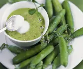 Schaumige Erbsensuppe mit Minze