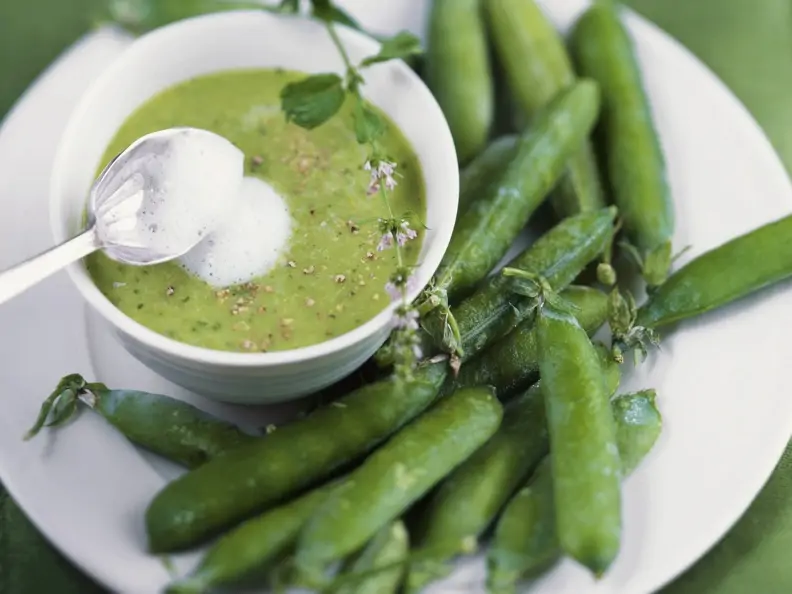 Schaumige Erbsensuppe mit Minze