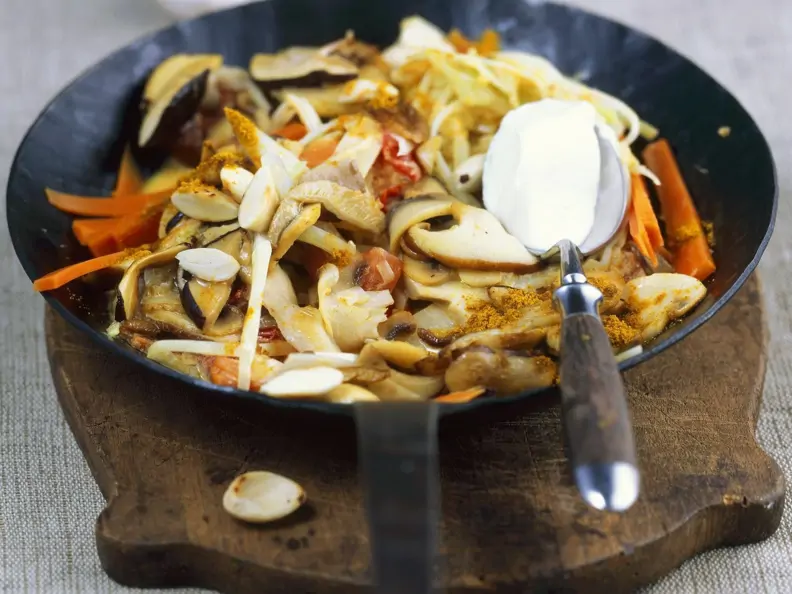 Pilz-Gemüse-Pfanne mit Mandeln