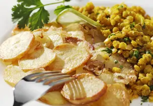 Risotto von roten Linsen mit Bratkartoffeln