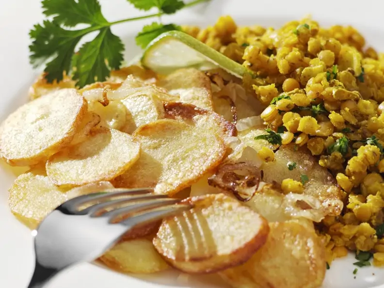 Risotto von roten Linsen mit Bratkartoffeln