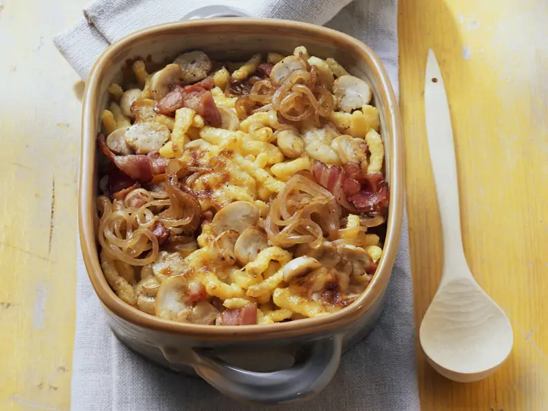 Überbackene Spätzle mit Speck, Champignons und Zwiebeln