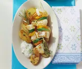 Rotbarschspieße mit Gemüse, gebackenen Kartoffeln und Gurkenjoghurt